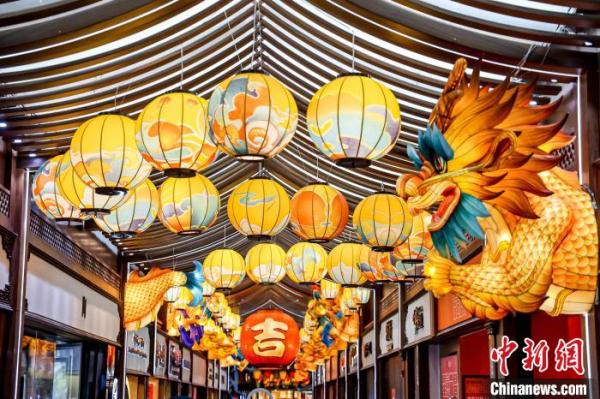 上海豫园开启夏日游园会 邀游客玩转“古风市集”