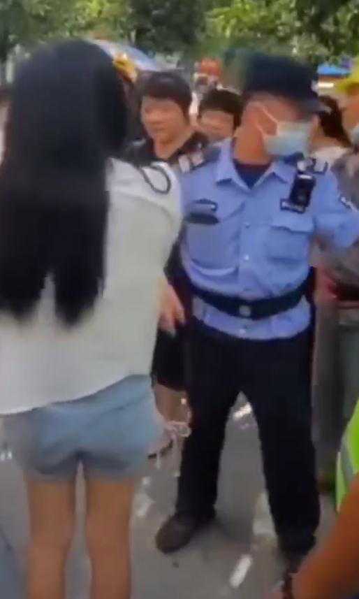 “我是湖南的，我念念回家”，年青女孩当街大哭，警方通报