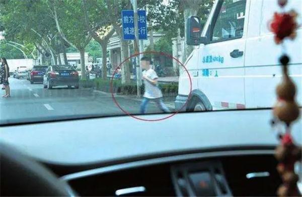 学生从公交站台突然蹿出，一头撞上电动车！应对危险盲区，牢记这样做