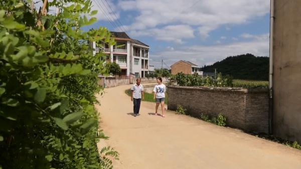 贵州励志女孩毕业了!拖回满满一箱惊喜,父母:很欣慰 贵州励志女孩毕业了!拖回满满一箱惊喜,父母:很欣慰