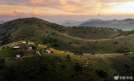 无人机视角看夏日草原