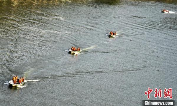 武警福建总队龙岩支队舟艇操作手集训 提升官兵抢险救援能力