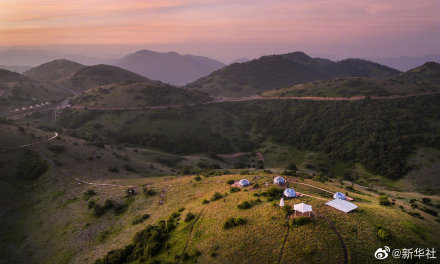 无人机视角看夏日草原