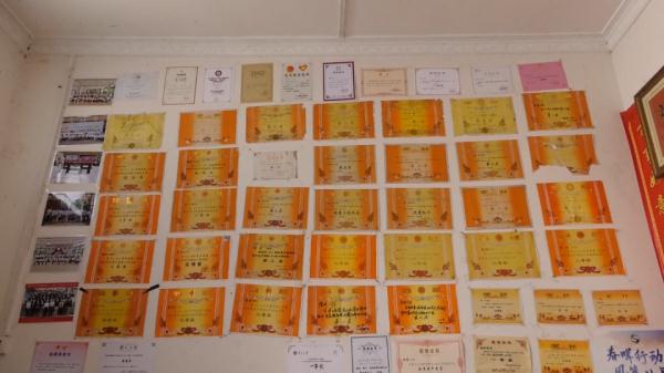 贵州励志女孩毕业了!拖回满满一箱惊喜,父母:很欣慰 贵州励志女孩毕业了!拖回满满一箱惊喜,父母:很欣慰