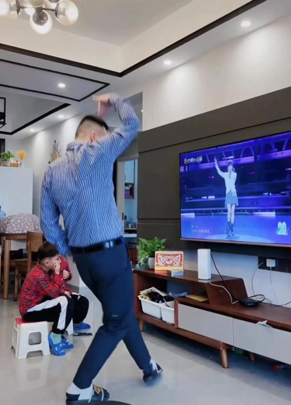 “王心凌都没你甜”的长沙爸爸，在儿子毕业汇演上又占C位