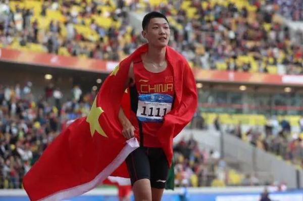 王嘉男16岁就跳过8米，与苏炳添师出同门
