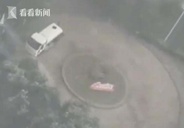 下雨天还在街上开洒水车?网友吐槽太浪费!但这回真的误会了... 下雨天还在街上开洒水车?网友吐槽太浪费!但这回真的误会了...