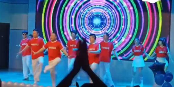 “王心凌都没你甜”的长沙爸爸，在儿子毕业汇演上又占C位