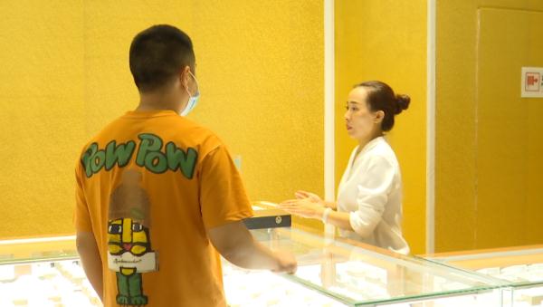 随手接过一张抽奖卡，中了！男子为“兑奖”花了一千多元
