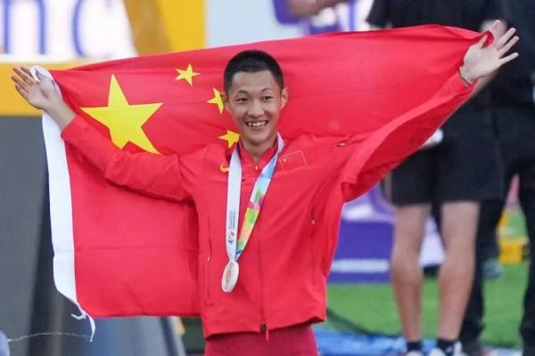 王嘉男16岁就跳过8米，与苏炳添师出同门