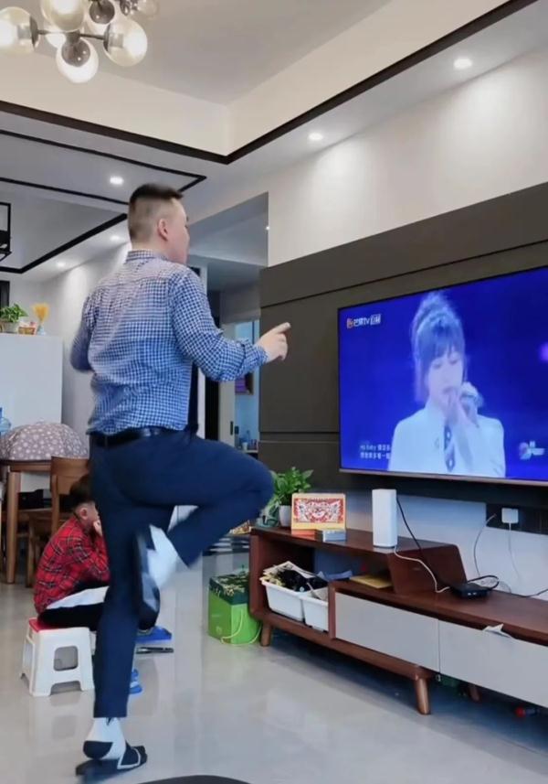 “王心凌都没你甜”的长沙爸爸，在儿子毕业汇演上又占C位