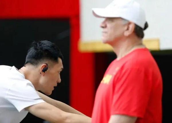 王嘉男16岁就跳过8米，与苏炳添师出同门