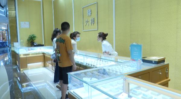 随手接过一张抽奖卡，中了！男子为“兑奖”花了一千多元