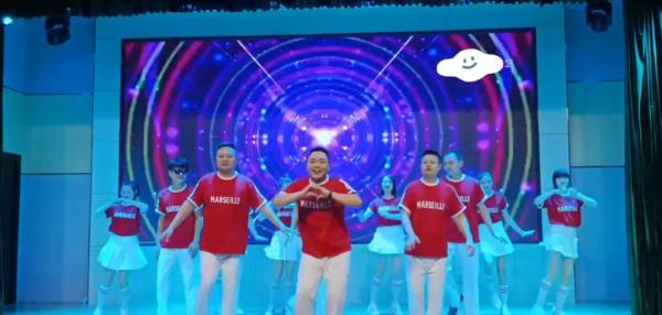 “王心凌都没你甜”的长沙爸爸，在儿子毕业汇演上又占C位