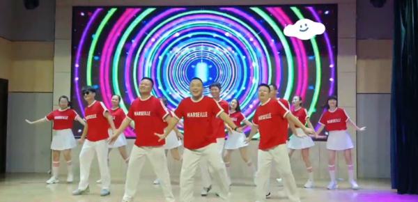 “王心凌都没你甜”的长沙爸爸，在儿子毕业汇演上又占C位