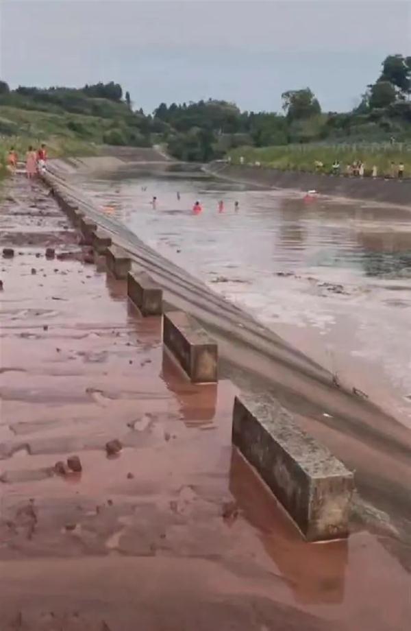 气垫泳池垮塌1死7伤,事发前被举报有这些严重隐患! 气垫泳池垮塌1死7伤,事发前被举报有这些严重隐患!