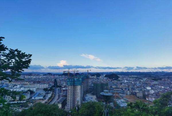 文山砚山：雨洗碧玉天 小城美如画