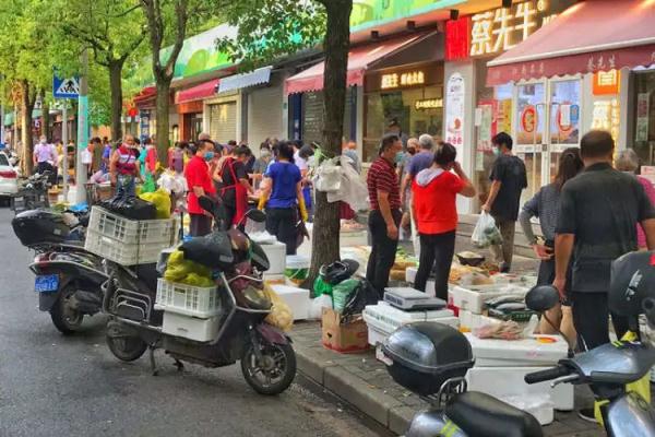 着急！上海菜市场什么时候开？老年人凌晨4点在马路菜场人挤人...