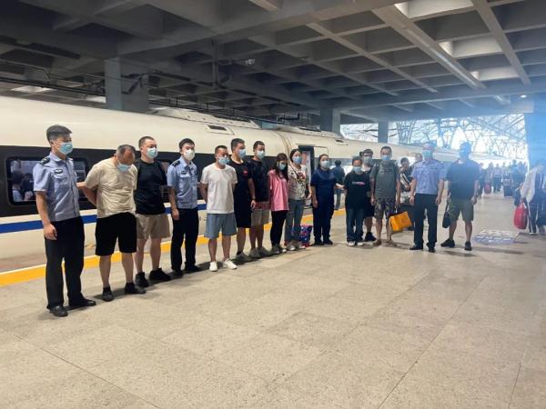 武汉警方破获亿元养老诈骗案!猪圈里挖出170万元现金 武汉警方破获亿元养老诈骗案!猪圈里挖出170万元现金