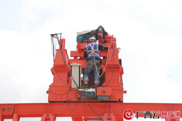 广西融从高速全线首片梁顺利架设 项目建设按下“加速键”
