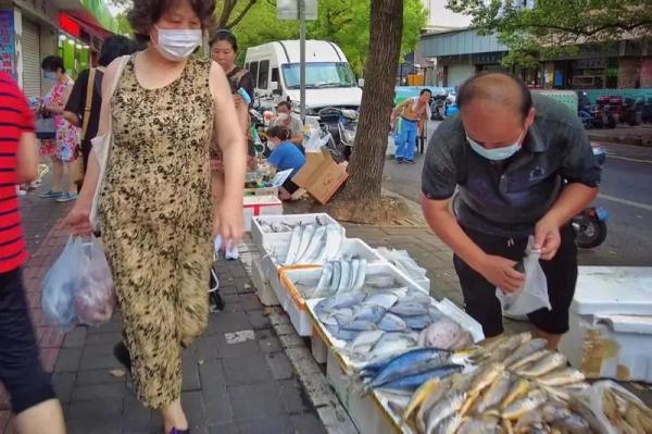 着急！上海菜市场什么时候开？老年人凌晨4点在马路菜场人挤人...