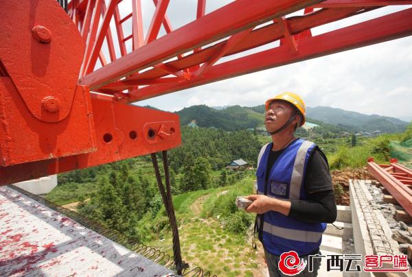 广西融从高速全线首片梁顺利架设 项目建设按下“加速键”