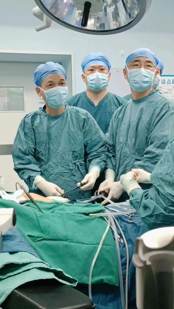 华中首例！只打一个孔，腹腔不充气切胆囊