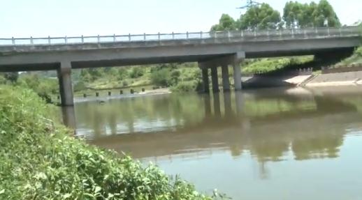 两男子钓鱼落水被冲百米远！其中1人溺亡