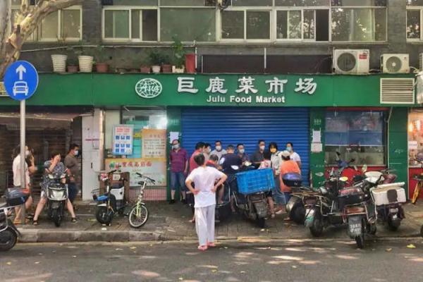 着急！上海菜市场什么时候开？老年人凌晨4点在马路菜场人挤人...