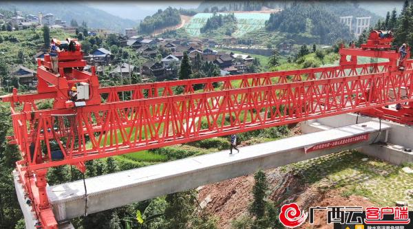 广西融从高速全线首片梁顺利架设 项目建设按下“加速键”