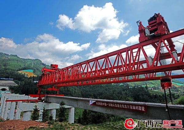 广西融从高速全线首片梁顺利架设 项目建设按下“加速键”