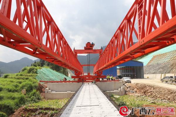 广西融从高速全线首片梁顺利架设 项目建设按下“加速键”
