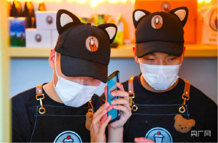 上海盲人双胞胎兄弟圆梦咖啡师 上海首个盲人咖啡店试营业 上海盲人双胞胎兄弟圆梦咖啡师 上海首个盲人咖啡店试营业