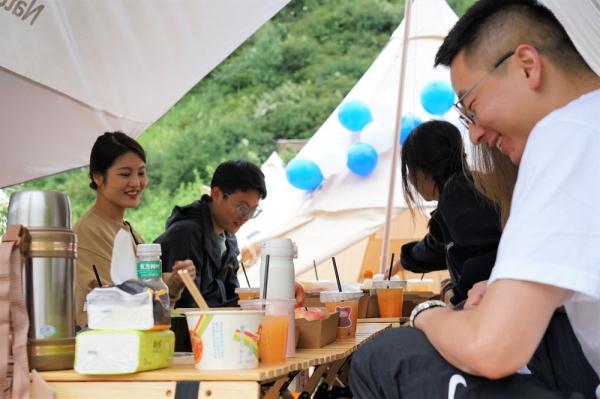 青海西宁：“露营热”助推城郊游复苏