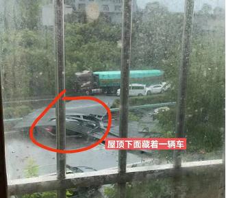 贵州一高速上飞来一屋顶,你没看错,是屋顶!网友:活久见 贵州一高速上飞来一屋顶,你没看错,是屋顶!网友:活久见