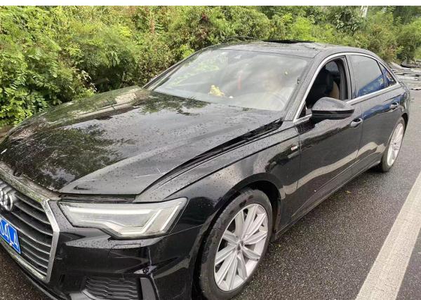 贵州一高速上飞来一屋顶,你没看错,是屋顶!网友:活久见 贵州一高速上飞来一屋顶,你没看错,是屋顶!网友:活久见