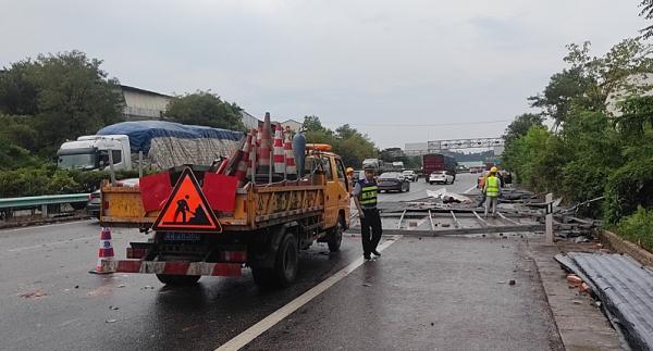 贵州一高速上飞来一屋顶,你没看错,是屋顶!网友:活久见 贵州一高速上飞来一屋顶,你没看错,是屋顶!网友:活久见