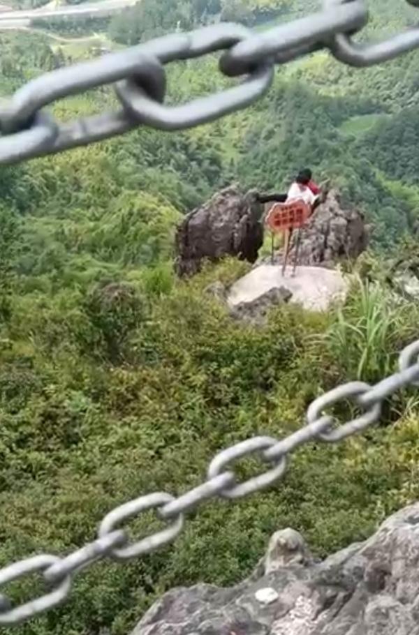 贵州一景区两男子脚踢悬崖边巨石，当地：将加强巡查