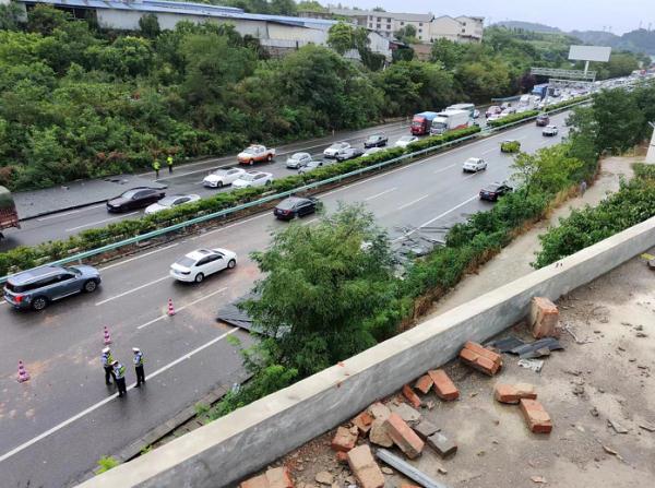贵州一高速上飞来一屋顶,你没看错,是屋顶!网友:活久见 贵州一高速上飞来一屋顶,你没看错,是屋顶!网友:活久见