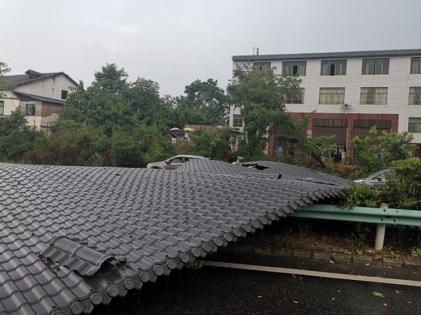 贵州一高速上飞来一屋顶,你没看错,是屋顶!网友:活久见 贵州一高速上飞来一屋顶,你没看错,是屋顶!网友:活久见