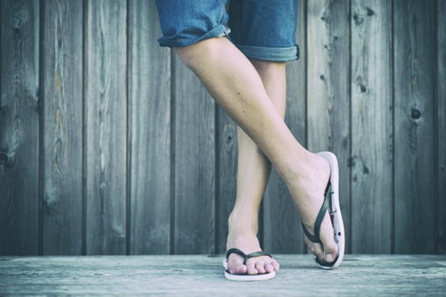 夏天别穿夹脚凉拖!骨科专家提醒会造成“拇外翻”