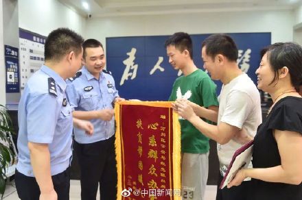 小伙拿着清华录取通知书跑进派出所报喜：感谢警察资助3年学费
