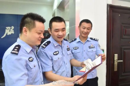 小伙拿着清华录取通知书跑进派出所报喜：感谢警察资助3年学费