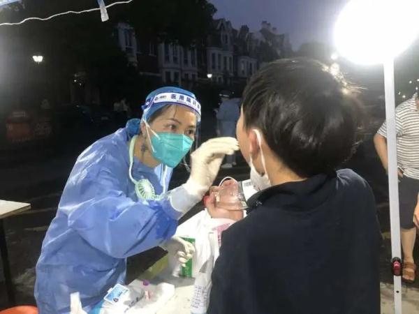 终于不穿“大白”了！上海部分核酸采样员已“换装”：穿着“小蓝”精神都没那么紧绷了