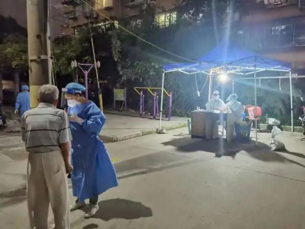 终于不穿“大白”了！上海部分核酸采样员已“换装”：穿着“小蓝”精神都没那么紧绷了
