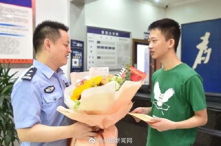 小伙拿着清华录取通知书跑进派出所报喜：感谢警察资助3年学费