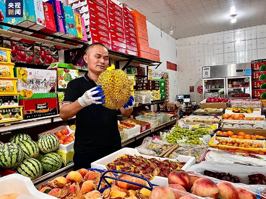 为榴莲写诗 水果店“野生诗人”老赵火了！