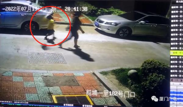 突发!厦门6岁男童被砸,头破血流!金属板从天而降......监控实拍! 突发!厦门6岁男童被砸,头破血流!金属板从天而降......监控实拍!