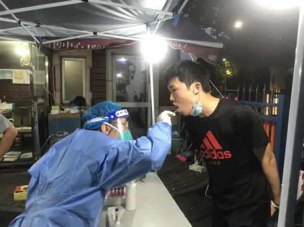 终于不穿“大白”了！上海部分核酸采样员已“换装”：穿着“小蓝”精神都没那么紧绷了