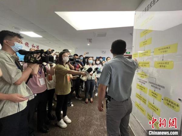 高考录取开放日 贵州考生现场查询录取结果